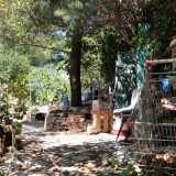 Qui del resto non si butta via niente: dalle lanterne, ai carrelli per la spesa...